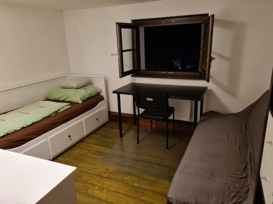 Private Room In Our Home With Free Vvo Ticket & Cats بيرنا المظهر الخارجي الصورة